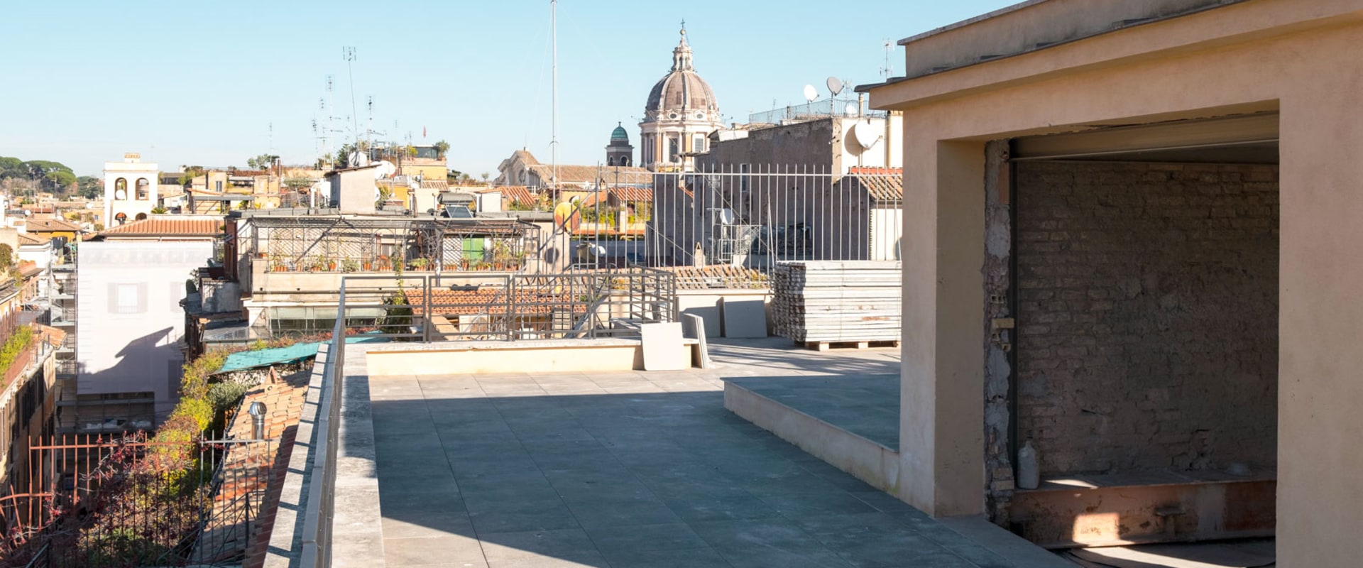 Perché i parapetti permanenti riducono il rischio di errore umano nei cantieri