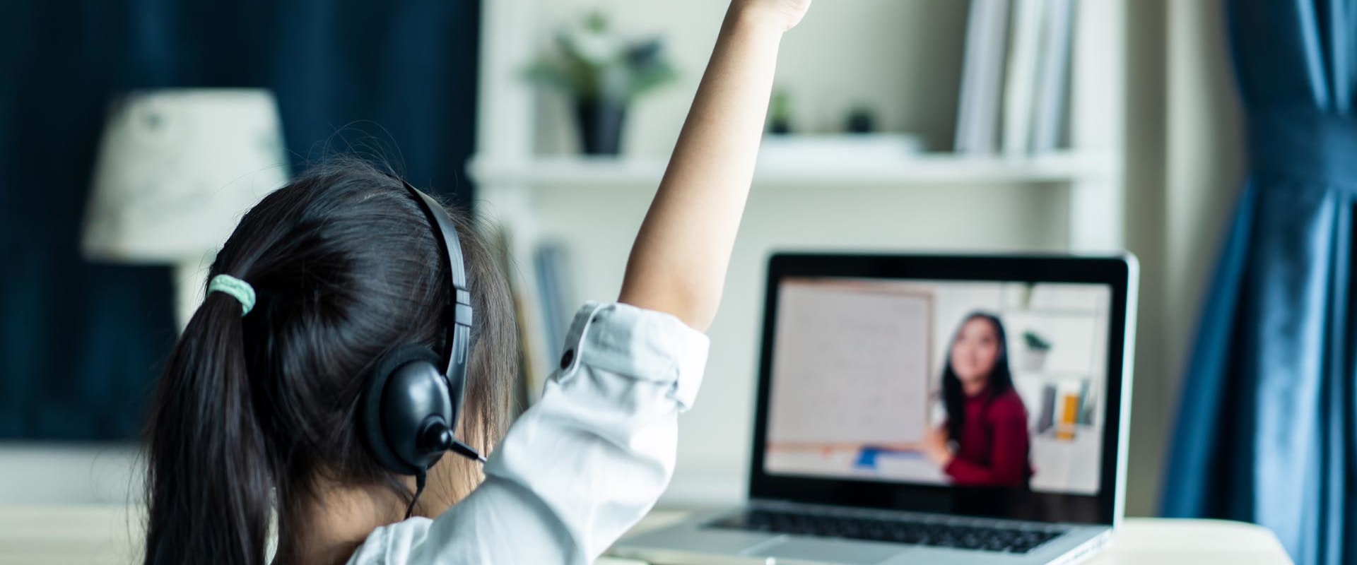 La battaglia tra l'apprendimento tradizionale in classe e i corsi online