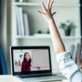 La battaglia tra l'apprendimento tradizionale in classe e i corsi online