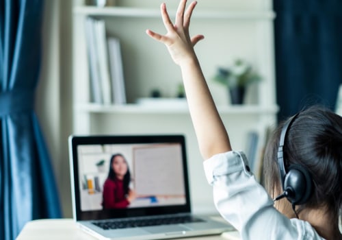 La battaglia tra l'apprendimento tradizionale in classe e i corsi online